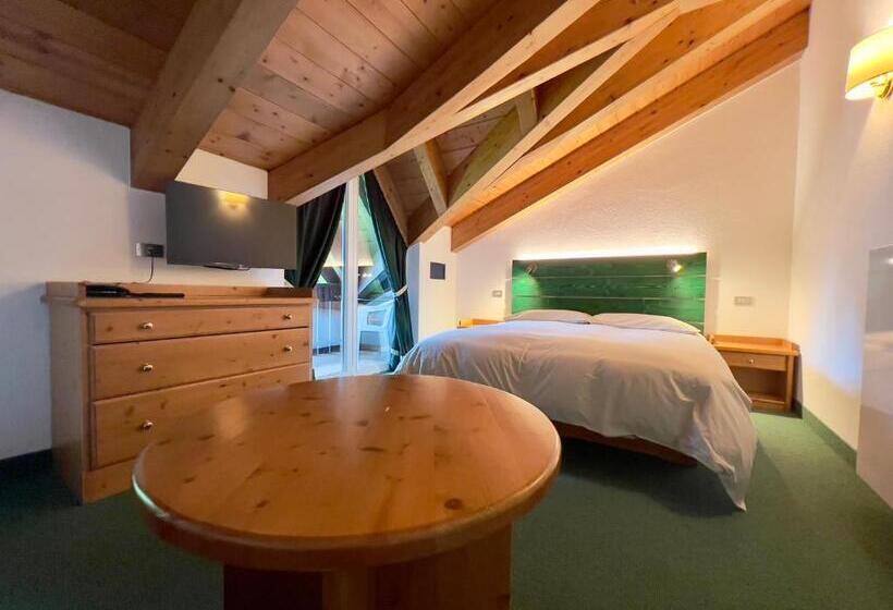 غرفة عائلية مطلّة علي الجبل, B&b Garni Villa Campitello