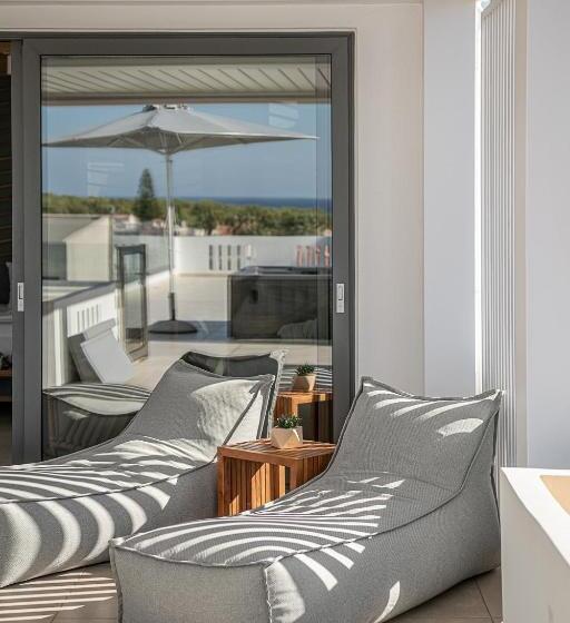 סוויטה דלוקס, Nontas Apart