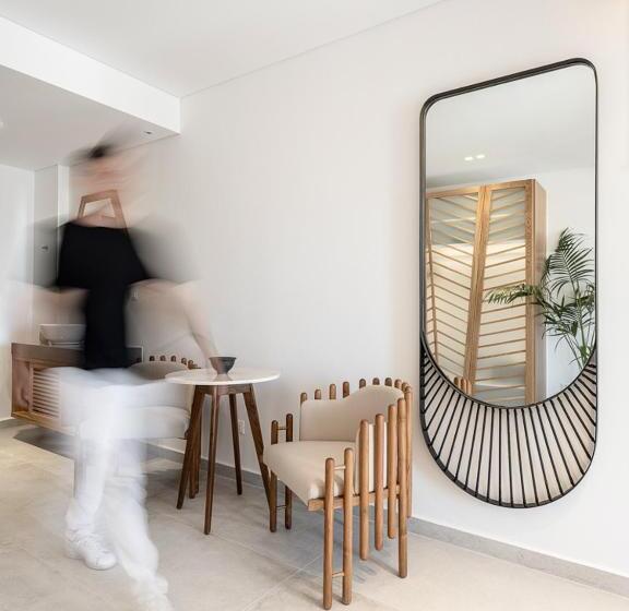 חדר דלוקס, Nontas Apart