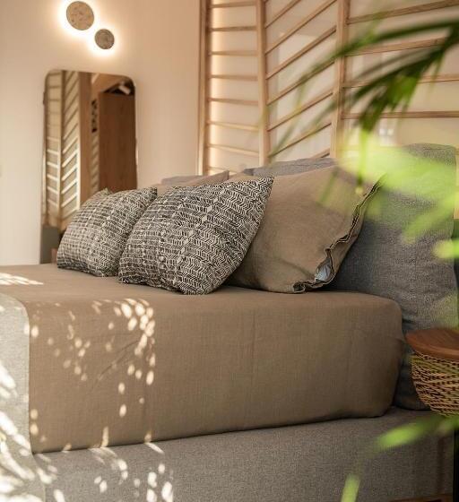 סוויטה דלוקס, Nontas Apart