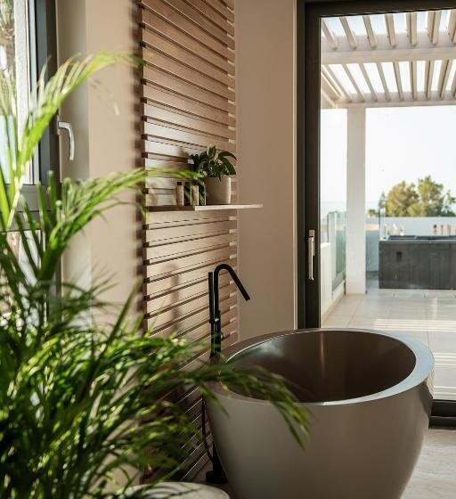 סוויטה דלוקס, Nontas Apart