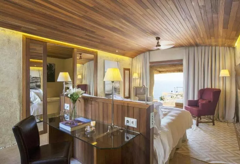 اتاق لوکس با چشم‌انداز دریا, Cap Rocat, A Small Luxury Hotel Of The World