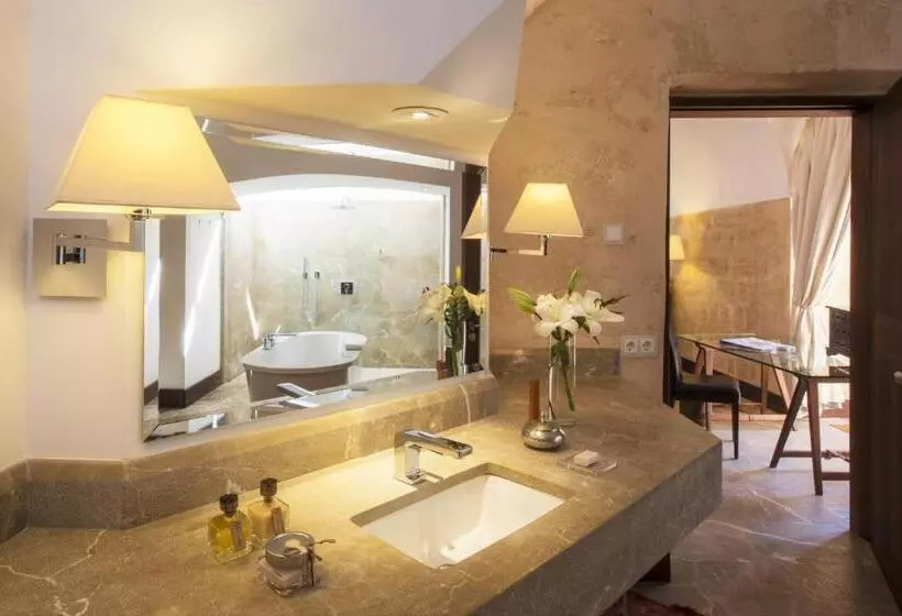 سوییت سوپریور با چشم‌انداز دریا, Cap Rocat, A Small Luxury Hotel Of The World