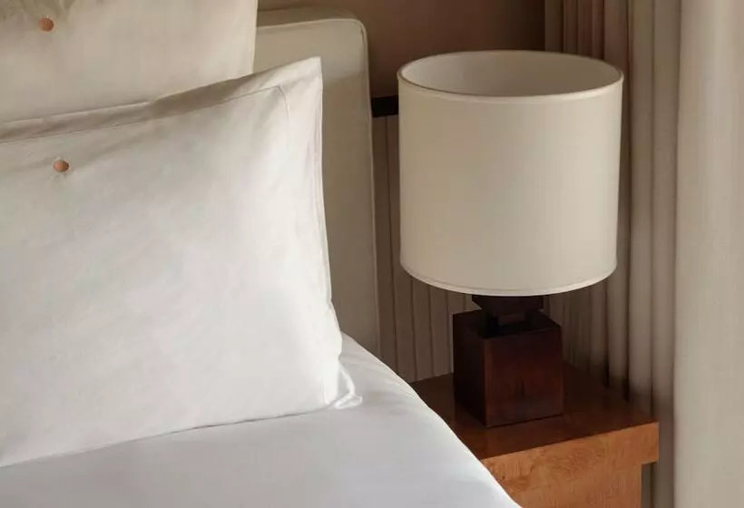اتاق لوکس, Cap D Antibes Beach