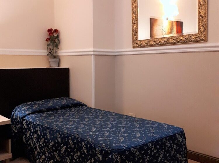 חדר סטנדרט לשלושה, Sweet Home