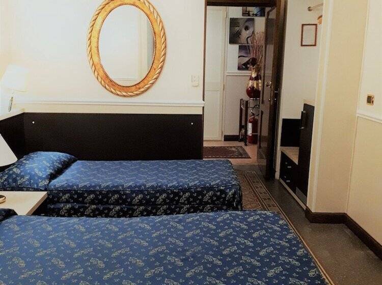 חדר סטנדרט לשלושה, Sweet Home
