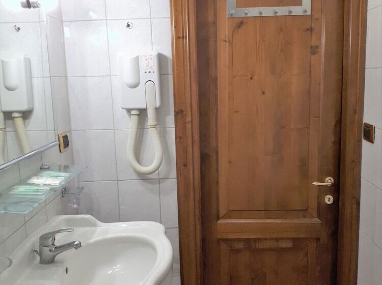 חדר סטנדרט לשלושה, Sweet Home