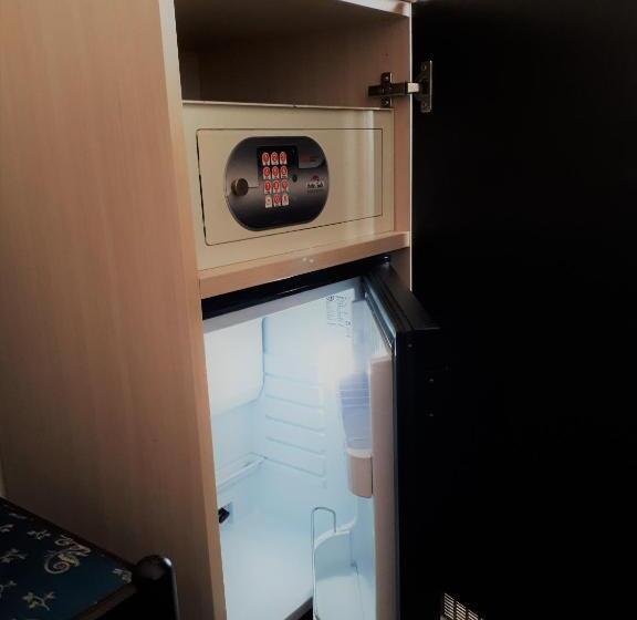 חדר סטנדרט לארבעה, Sweet Home