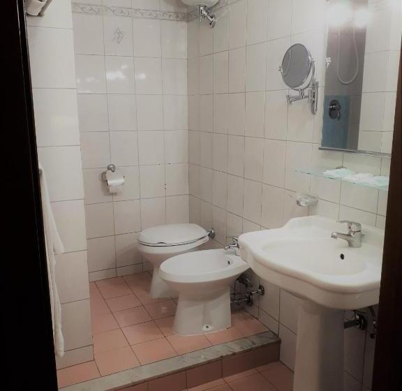 חדר סטנדרטי לחמישה אנשים, Sweet Home