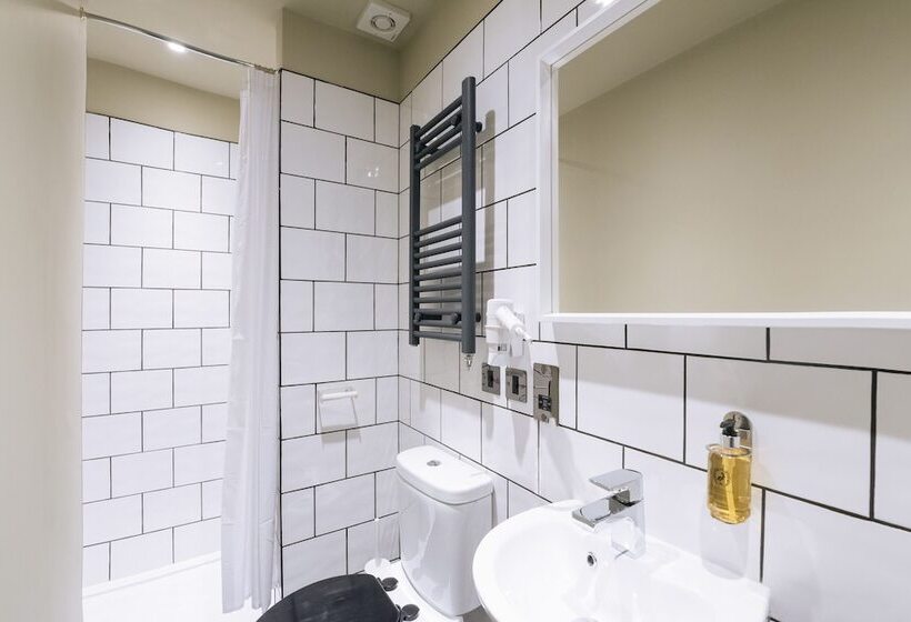 Standart Oda, The Warwick By Nestor