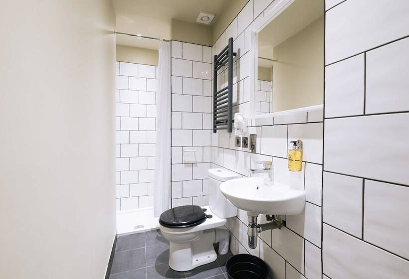 Standart Oda, The Warwick By Nestor