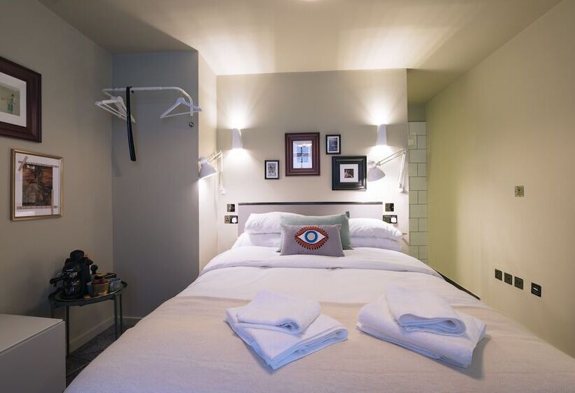 Standart Oda, The Warwick By Nestor