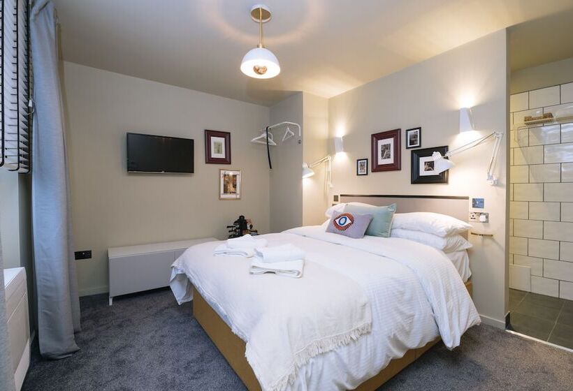 Standart Oda, The Warwick By Nestor