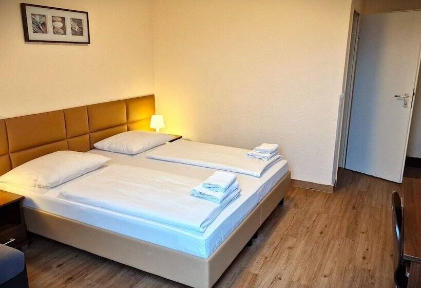 اتاق خانوادگی, Mikon Eastgate