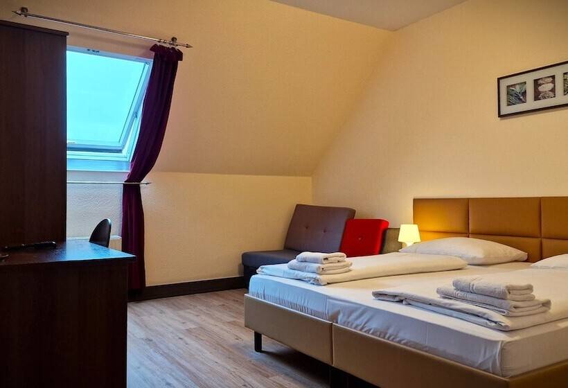 اتاق خانوادگی, Mikon Eastgate