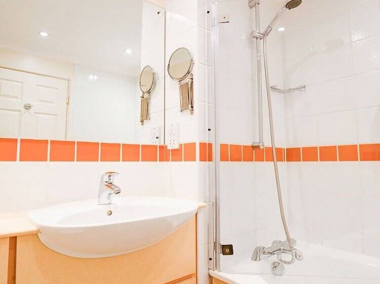 חדר משפחתי, Barony Castle