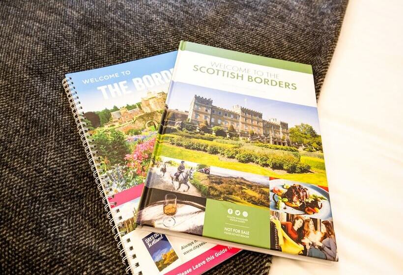 חדר משפחתי, Barony Castle