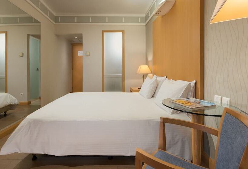 이코노미 룸, Central