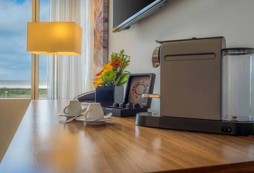 Полулюкс, Hilton Reading