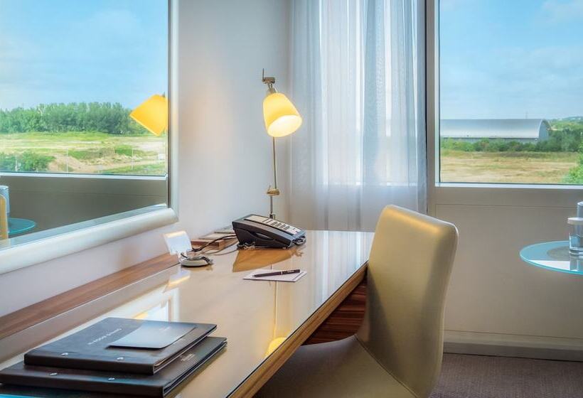 Семейный Номер, Hilton Reading