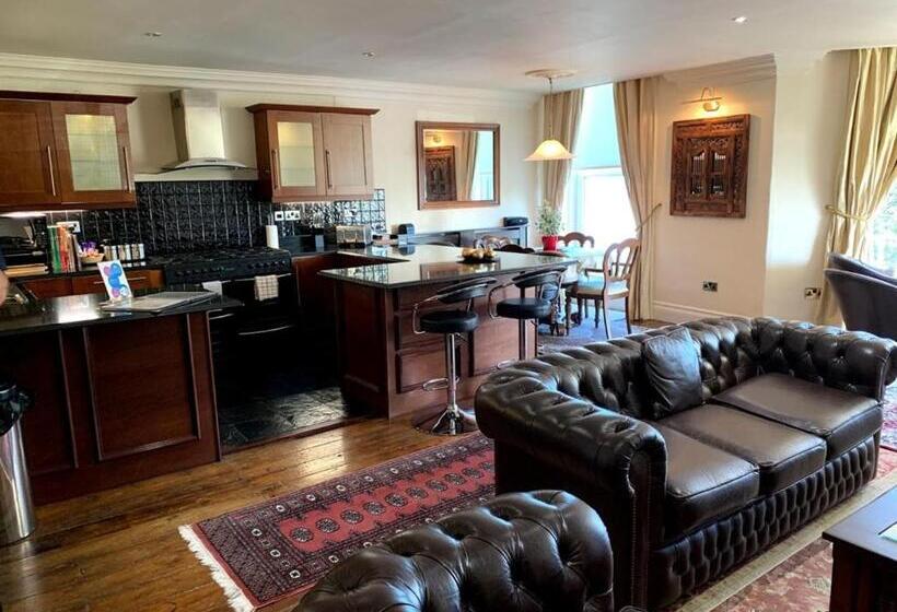 شقة غرفة واحدة مطلة على البحر, Mansion House