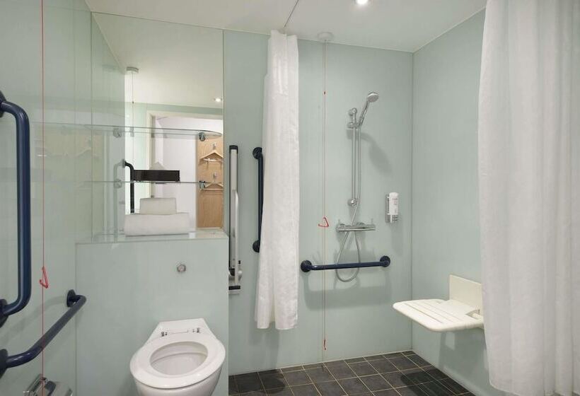 חדר סטנדרט מותאם לאדם עם מוגבלויות, Ramada By Wyndham Belfast