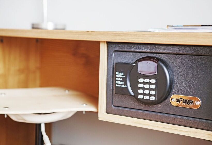 חדר סטנדרט מותאם לאדם עם מוגבלויות, Ramada By Wyndham Belfast