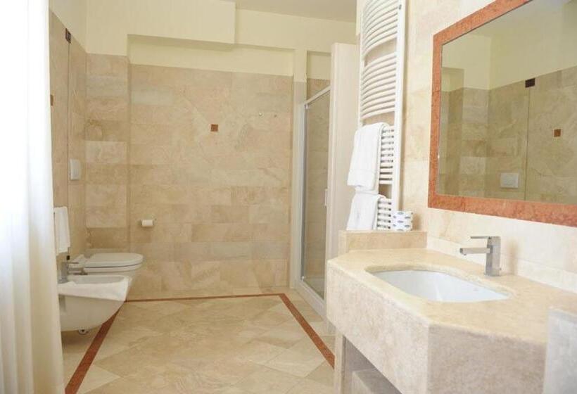 חדר משפחתי, Svevo