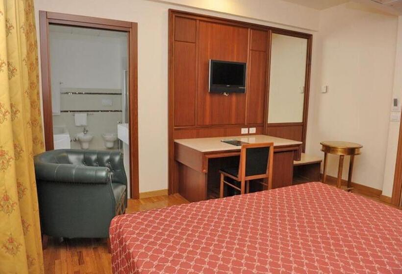 חדר קלאסי לשלושה, Svevo