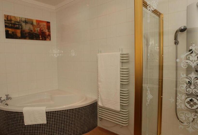 جناح مزوَّد بشرفة, The Little Haven