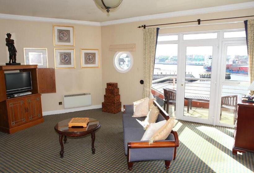 جناح مزوَّد بشرفة, The Little Haven