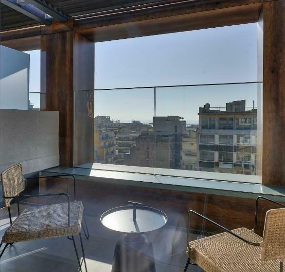 غرفة قياسية مطلة على المدينة, Onoma