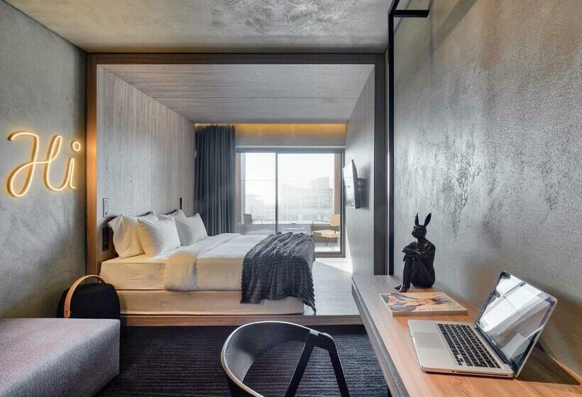 غرفة قياسية مطلة على المدينة, Onoma