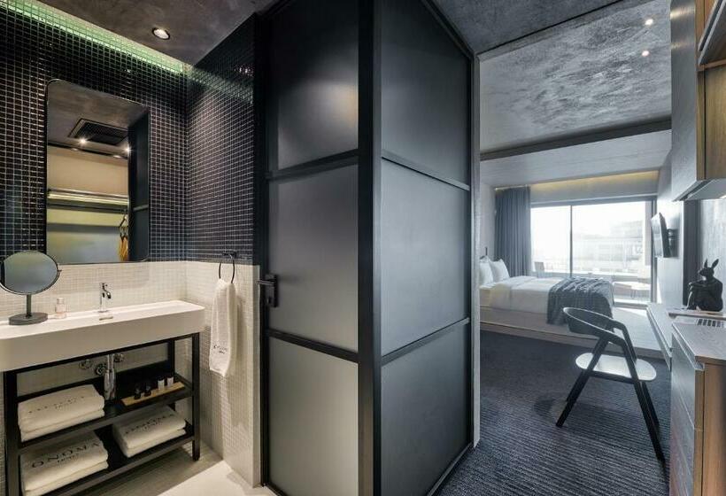 غرفة قياسية مطلة على المدينة, Onoma