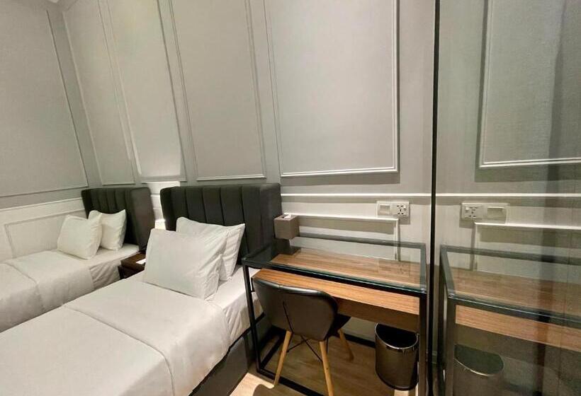 Номер Deluxe, Wesley