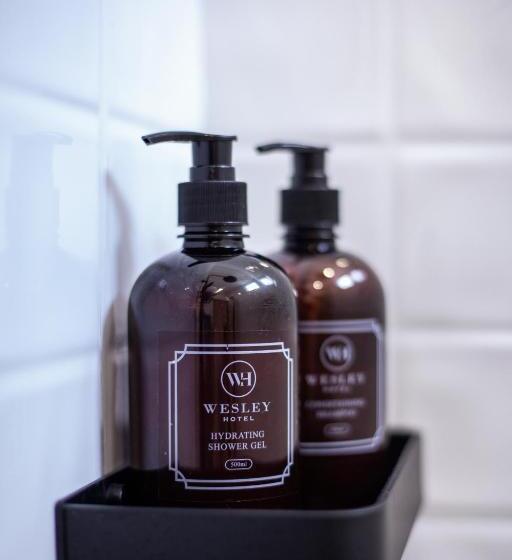 デラックスルーム, Wesley