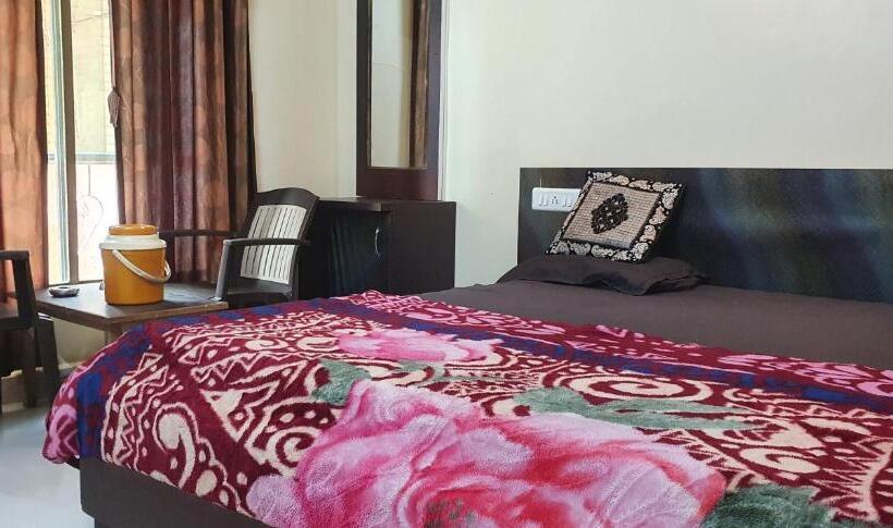 Quarto Deluxe, Hiral Residency