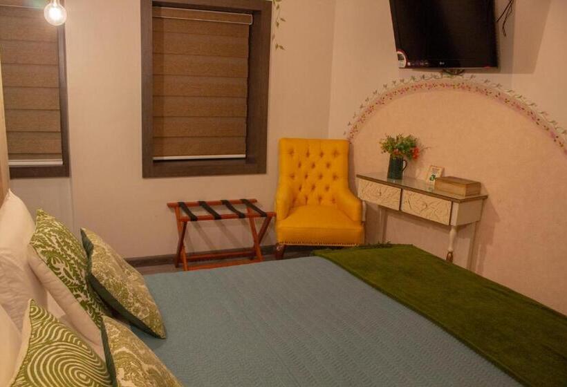 舒适三人间, Ronda Hotel Boutique By Chat Noir