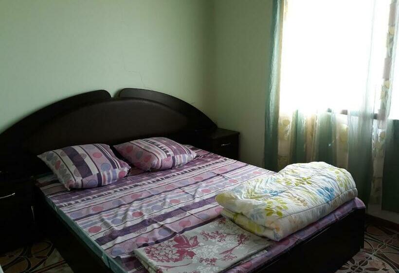 استودیو استاندارد با چشم‌انداز استخر, Skazka