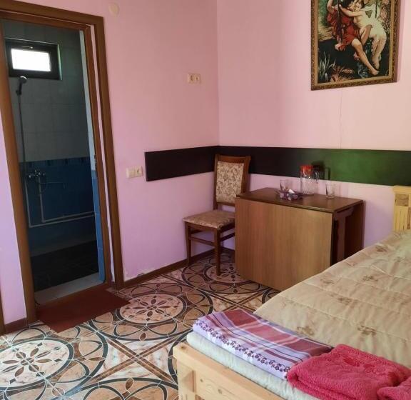 استودیو استاندارد با چشم‌انداز استخر, Skazka