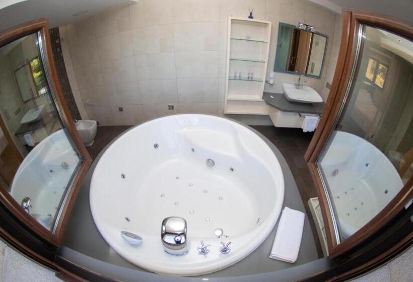 اتاق استاندارد با وان آب گرم, A Ballenera De Caneliñas