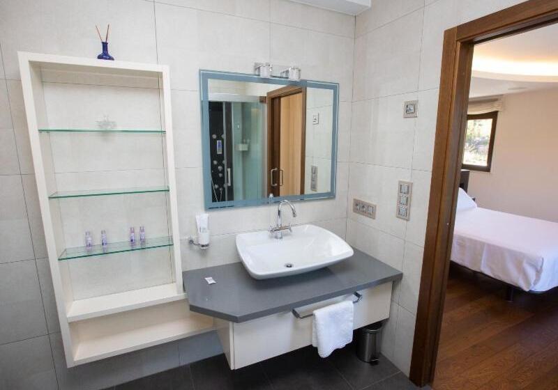 اتاق استاندارد با وان آب گرم, A Ballenera De Caneliñas