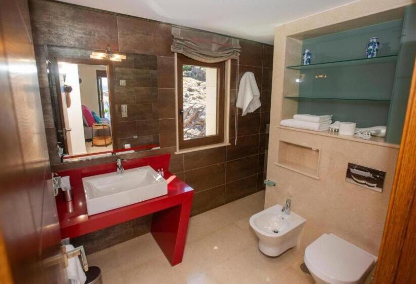 اتاق لوکس با چشمانداز دریا, A Ballenera De Caneliñas