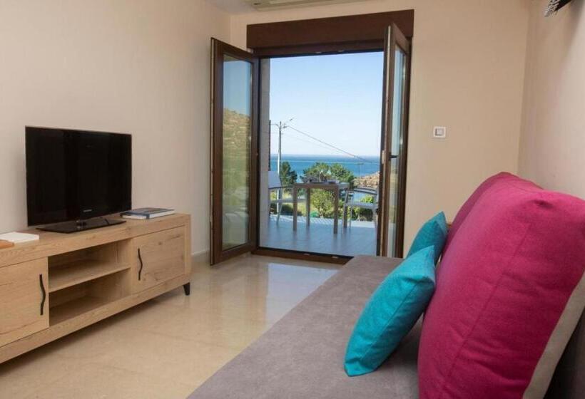 اتاق لوکس با چشمانداز دریا, A Ballenera De Caneliñas