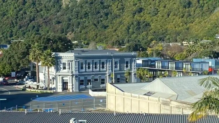 デラックススイート, The Com Plex Motel