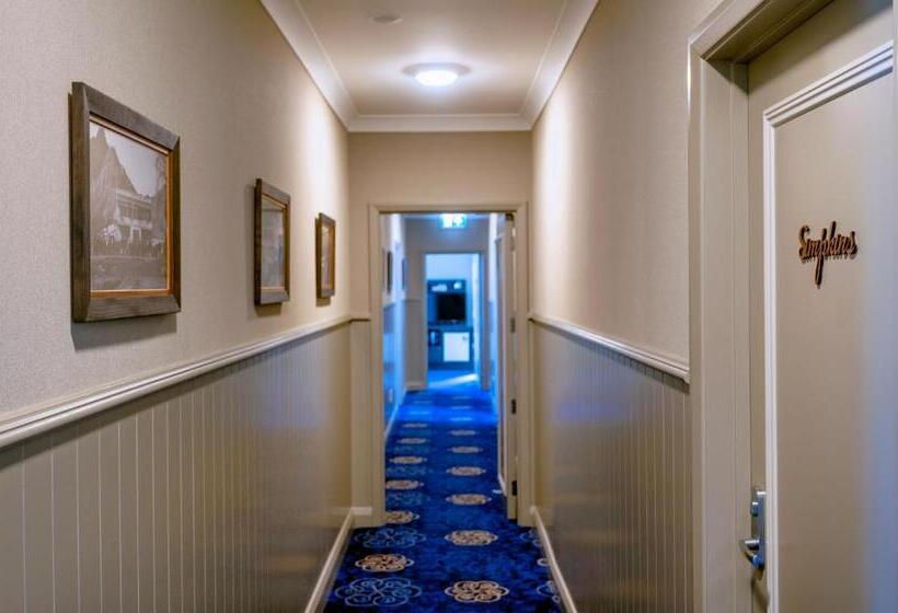 クイーンサイズベッドのスイートルーム, The Com Plex Motel