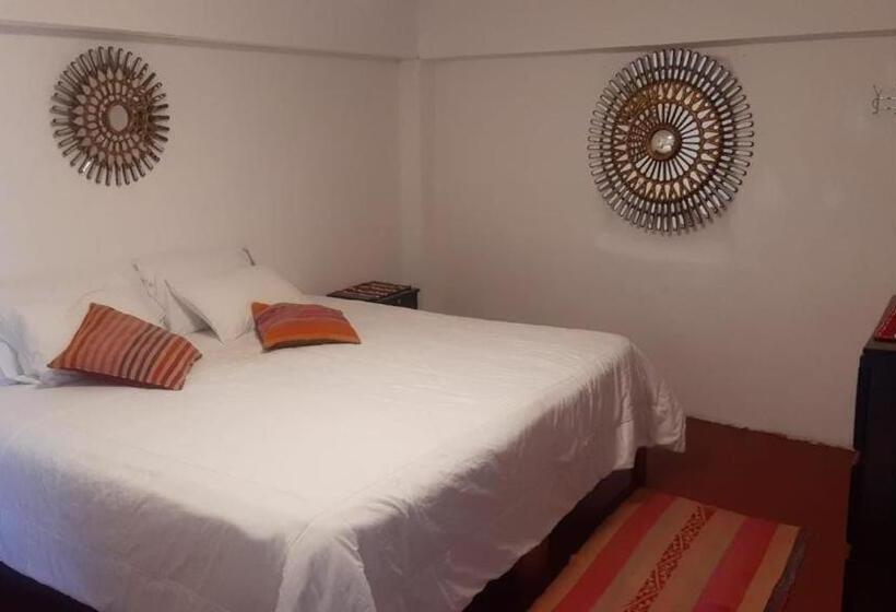 标准间带阳台, Adrian′s House Hostal