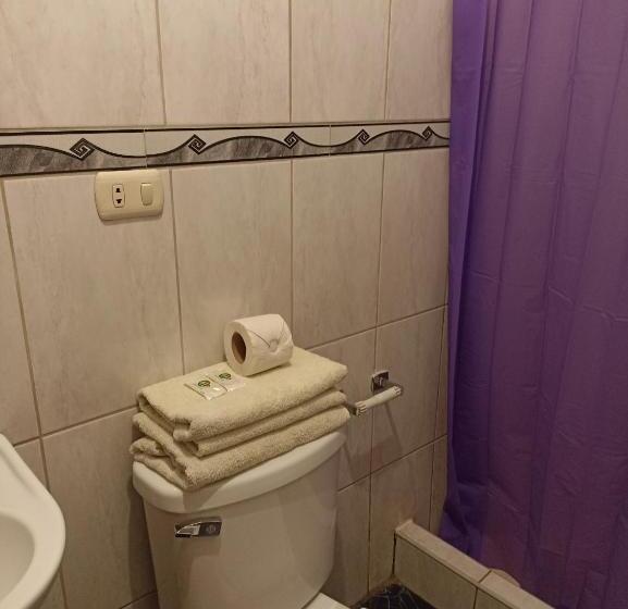 标准间带阳台, Adrian′s House Hostal