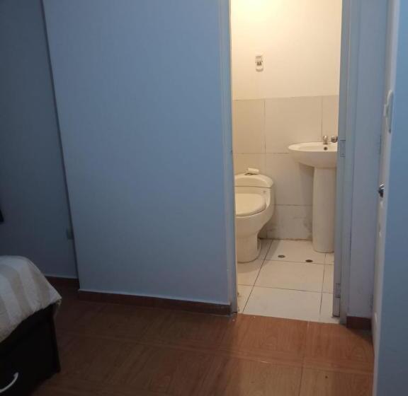 家庭间, Adrian′s House Hostal