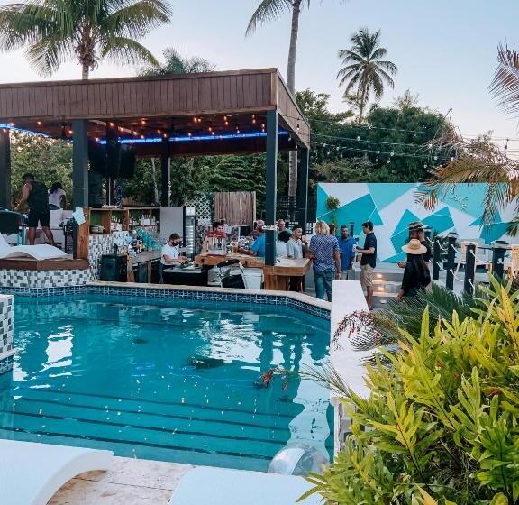 اتاق لوکس, Aqua Marina Beach Club